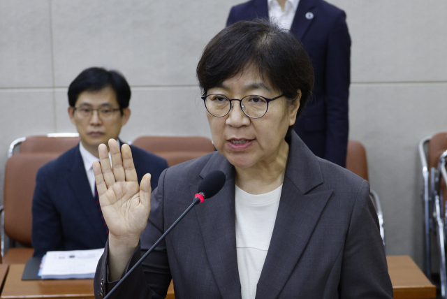정은경 보건복지부 장관 후보자가 18일 국회 보건복지위원회에서 열린 인사청문회에 출석해 선서를 하고 있다. 뉴스1