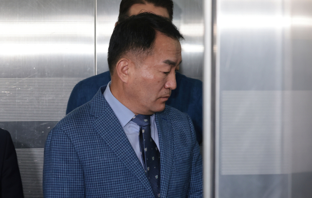 김계환 전 해병대 사령관이 채상병 사건 수사방해 의혹 관련 2차 조사를 받기 위해 17일 서울 서초구 순직해병특검 사무실로 향하고 있다. 연합뉴스