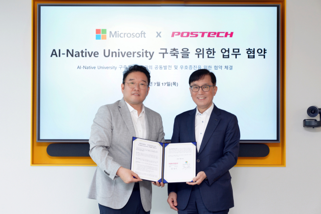 조원우(왼쪽) 한국MS 대표와 김성근 포스텍 총장이 17일 서울 종로구 한국MS 사무실에서 AI 네이티브 대학 추진을 위한 MOU를 체결했다. 사진 제공=포스텍