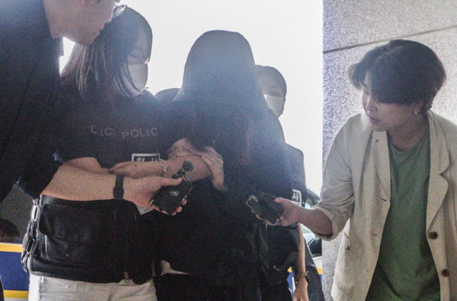 시험지를 빼돌리기 위해 고교에 무단 침입한 혐의를 받았던 학부모가 이 15일 구속영장 심사를 받기 위해 대구지방법원 안동지원에 출석하고 있다. 뉴스1