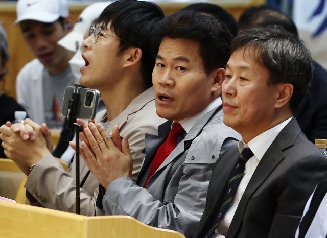 한국사 강사 전한길 씨가 지난 17일 오후 서울 은평구 은평제일교회에서 열린 모스 탄 대사 초청 간증 집회에 참석해 자리하고 있다. 뉴스1