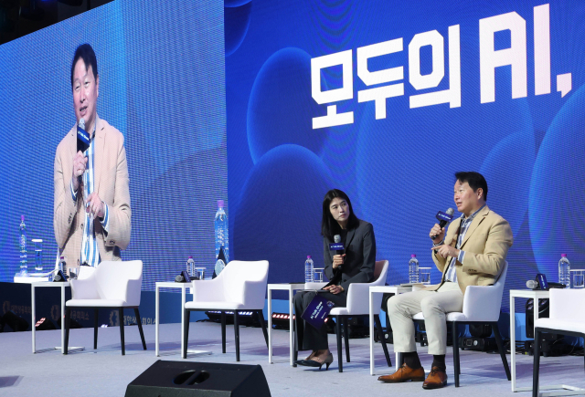 최태원(오른쪽) SK그룹 회장 겸 대한상공회의소 회장이 18일 경주 라한셀렉트호텔에서 열린 인공지능(AI) 토크쇼에서 정신아 카카오 대표와 이야기를 나누고 있다. 사진 제공=대한상의