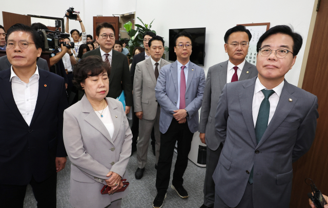 송언석 국민의힘 비대위원장 겸 원내대표를 비롯한 법제사법위원회 위원들이 18일 서울 여의도 국회에서 권성동 의원실 압수 수색 등에 항의하며 국회의장실을 방문하고 있다. 연합뉴스