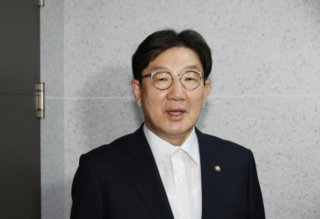 국민의힘 권성동 의원이 18일 서울 여의도 국회 의원회관 자신의 의원실로 들어서며 압수수색 관련 입장을 밝히고 있다. 연합뉴스