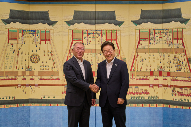 이달 14일 이재명 대통령이 서울 한남동 관저에서 정의선 현대차그룹 회장과 만찬 간담회에서 악수하고 있다. 연합뉴스
