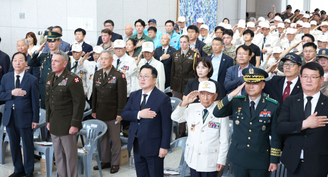 이장우(앞줄 오른쪽에서 네번째) 대전시장 등 제10회 대전지구전투 전승기념식 참가자들이 국기에 대한 경례를 하고 있다. 사진제공=대전시