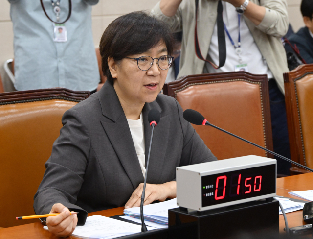정은경 보건복지부 장관 후보자가 18일 서울 여의도 국회에서 열린 인사청문회에서 의원들의 질의에 답변하고 있다. 성형주 기자