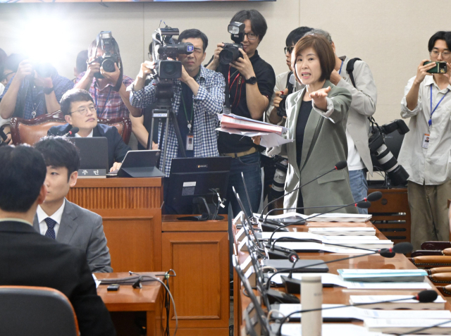 18일 서울 여의도 국회에서 열린 정은경 보건복지부 장관 후보자 인사청문회에서 국민의힘 간사인 김미애 의원이 자료 제출 등을 이유로 항의하고 있다. 성형주 기자