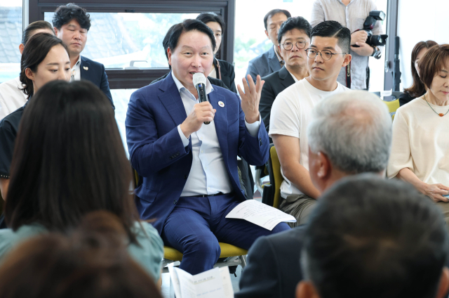최태원 SK그룹 회장 겸 대한상공회의소 회장이 18일 경주시 황촌마을에서 열린 신기업가정신협의회 간담회에서 인사말을 하고 있다. 사진제공=대한상의