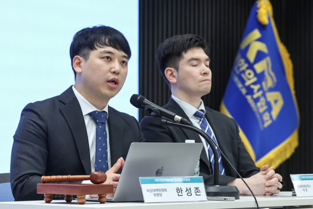 한성존(왼쪽) 대한전공의협의회 비상대책위원장이 19일 서울 용산구 의협 회관에서 열린 임시대의원총회에서 인사말을 하고 있다. 오른쪽은 김은식 세브란스병원 전공의 대표. 뉴스1