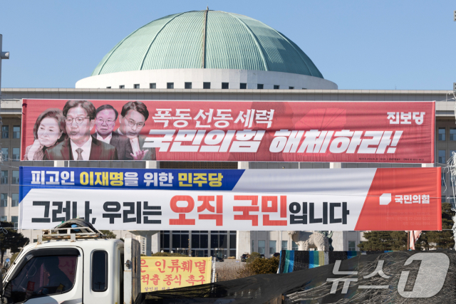 '골칫거리'된 정당 현수막…'재활용법'으로 환경오염 막을 수 있을까 [법안 돋보기]