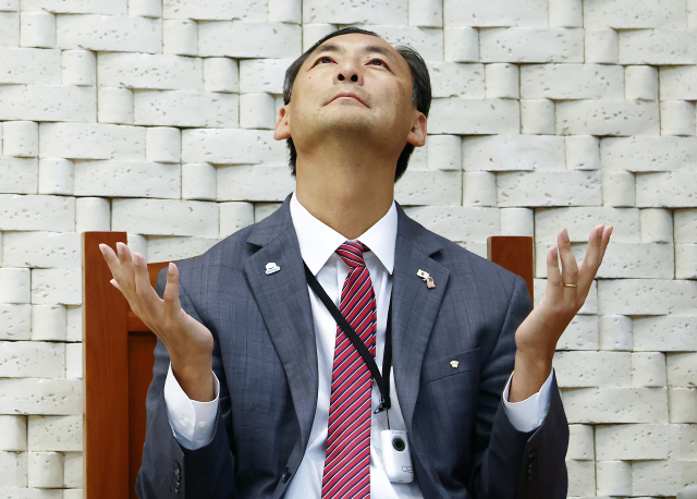 모스탄 미국 리버티대 교수(전 미국 국무부 국제사법 대사)가 지난 17일 서울 은평구 은평제일교회에서 열린 모스탄 전 대사 초청 간증 집회에서 설교에 앞서 기도하고 있다. 뉴스1