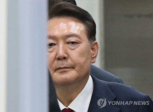 12.3 비상계엄 사태 관련 내란 혐의를 받는 윤석열 전 대통령이 지난 9일 서울 서초구 서울중앙지방법원에서 구속 전 피의자 심문(영장실질심사)을 마치고 법원을 나서고 있다. ㅇ연합스