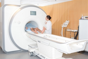"목걸이 착용한 채 MRI 검사받다가"…美 60대 남성, 기계에 빨려들어갔다