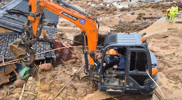 19일 오후 폭우로 발생한 산사태로 주택이 매몰돼 주민 3명이 실종된 경남 산청군 산청읍 부리마을에서 경남소방이 굴착기를 투입해 인명 수색에 나서고 있다. 사진 제공=경남소방본부