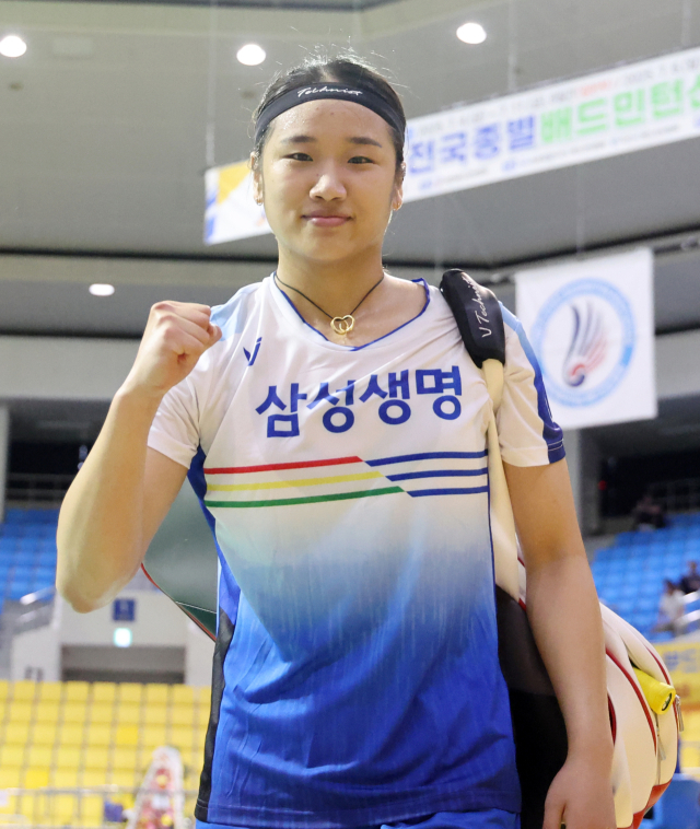 배드민턴 여자 단식 세계 랭킹 1위 안세영(삼성생명)이 이달 7일 전북 익산시 실내체육관에서 열린 2025 대통령기 전국종별배드민턴 선수권 대회 여자일반부 단체 결승경기에 출전해 경기에서 승리한 뒤 주먹을 쥐어 보이고 있다. 뉴스1