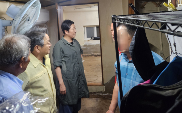 강기정 광주광역시장이 19일 폭우로 큰 피해를 입은 북구 신안교 일원을 찾아 피해상황을 살펴본 뒤에 관계부서에 빠른 복구 지원을 재차 지시하고, 근본적인 재발방지 대책 마련을 위해 방안을 논의하고 있다. 사진 제공=광주광역시