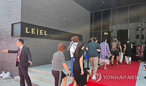 (부산=연합뉴스) 민영규 기자 = 부산 해운대구 '르엘 리버파크 센텀'의 모델 하우스가 11일 문을 열자 시민이 줄지어 입장하고 있다. 롯데건설 하이엔드 아파트 브랜드 르엘이 서울 이외 지역에서 분양하는 것은 이번이 처음이다. 해운대구 옛 한진CY 부지에 2천70가구 규모로 들어서는 르엘 리버파크 센텀은 오는 21일 특별공급, 22일 1순위, 23일 2순위 순으로 청약을 진행한다. 3.3㎡당 평균 분양가는 4천410만원으로 책정됐다. 2025.7.11 youngkyu@yna.co.kr※ 사진은 기사와 직접 관련이 없습니다.