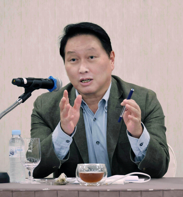 최태원 SK그룹 회장 겸 대한상공회의소 회장이 17일 경주에서 열린 ‘대한상의 하계포럼’ 기자간담회에서 발언하고 있다. 사진제공=대한상의
