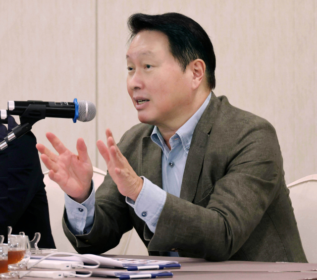 최태원 SK그룹 회장 겸 대한상공회의소 회장이 17일 경주에서 열린 ‘대한상의 하계포럼’ 기자간담회에서 발언하고 있다. 사진제공=대한상의