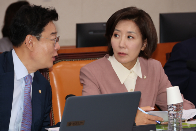 나경원 국민의힘 의원이 17일 국회 산업통상자원중소벤처기업위원회에서 열린 김정관 산업통상자원부 장관 후보자에 대한 인사청문회에서 국민의힘 김성원 의원(왼쪽)과 대화하고 있다. 연합뉴스