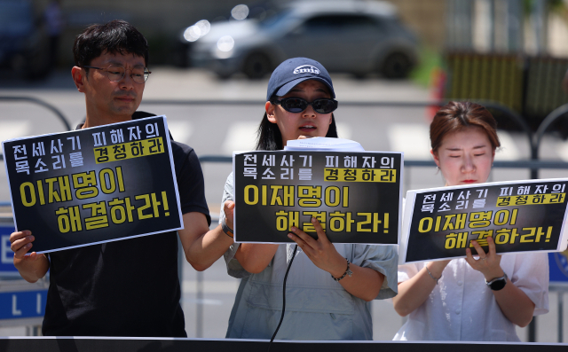 전세사기·깡통전세피해자 전국대책위원회, 전세사기·깡통전세 문제해결을 위한 시민사회대책위원회 관계자들이 10일 서울 용산 대통령 집무실 인근에서 전세사기 문제 해결 촉구 대통령 면담 요청 기자회견을 하고 있다. 연합뉴스