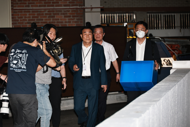 윤석열 전 대통령 배우자 김건희 여사를 둘러싼 각종 의혹을 수사하는 민중기 특별검사팀이 3일 서울 종로구 삼부토건이 입주한 빌딩에서 압수수색을 마친 뒤 압수품을 들고 이동하고 있다. 연합뉴스
