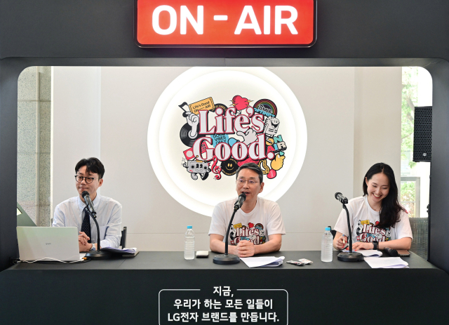 LG전자가 국내 11개 사업장에서 임직원을 대상으로 'Life’s Good ON AIR(지금, 우리가 하는 모든 일들이 LG전자 브랜드를 만듭니다)’ 행사를 진행했다. 지난달 23일 여의도 LG트윈타워에서 열린 행사에서 조주완 CEO(가운데)가 라디오 DJ로 참여해 브랜드 가치를 실천한 임직원들의 사연을 소개하고 있다. 사진제공=LG전자