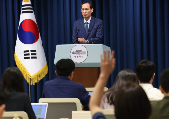 우상호 정무수석이 20일 용산 대통령실 기자회견장에서 장관 인선 관련 브리핑 후 질문을 받고 있다. 연합뉴스