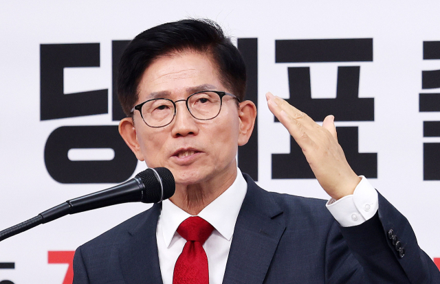 6·3 대선에 출마했던 김문수 전 고용노동부 장관이 20일 서울 여의도 국민의힘 중앙당사에서 열린 기자회견에서 당 대표 출마를 선언하고 있다. 뉴스1