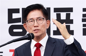 '당대표 출마' 김문수 "전한길 입당 받아들여야"…한동훈 "극우정당화 막아야"