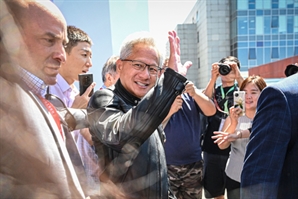 젠슨 황의 남다른 ‘중국 구애’ [김광수 특파원의 中心잡기]