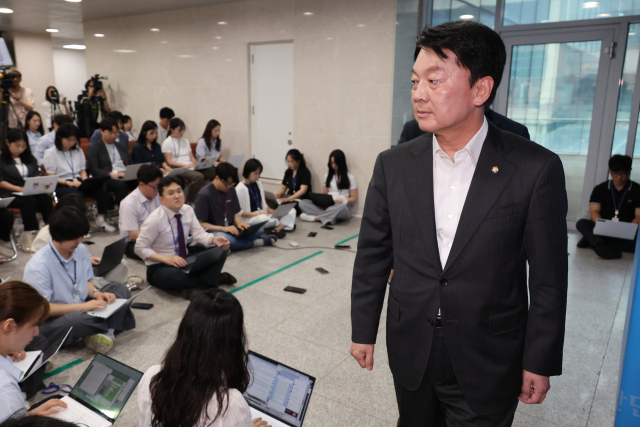안철수 국민의힘 의원이 7일 서울 여의도 국회 소통관에서 위원장을 사퇴하고 전당대회 출마 의사를 밝히는 기자회견을 한 뒤 회견장을 나가고 있다. 연합뉴스