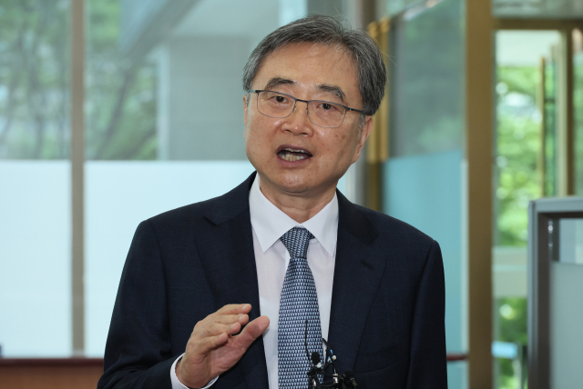 21일 서울 종로구 외교부 청사로 첫 출근한 조현 외교부 장관이 취재진의 질문에 답변하고 있다. 연합뉴스