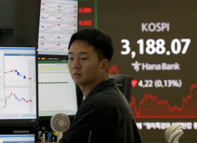 코스피가 전장보다 4.22포인트(0.13%) 내린 3188.07로 마감한 18일 오후 서울 중구 하나은행 딜링룸에서 딜러들이 업무를 보고 있다. 연합뉴스