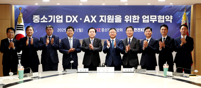 김기문(왼쪽 다섯번째) 중소기업중앙회 회장과 박상형(〃 여섯번째) 한전KDN 사장 등이 21일 서울 여의도 중기중앙회에서 업무 협약을 맺고 기념 촬영을 하고 있다. 사진 제공=중기중앙회