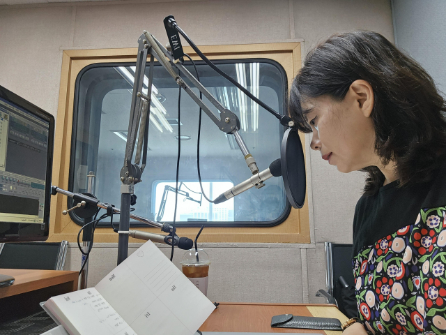 성남시에 거주하는 김혜경 씨가 지역방송 프로그램을 진행하며 지역 내 소식을 전하고 있다. 경기도 제공
