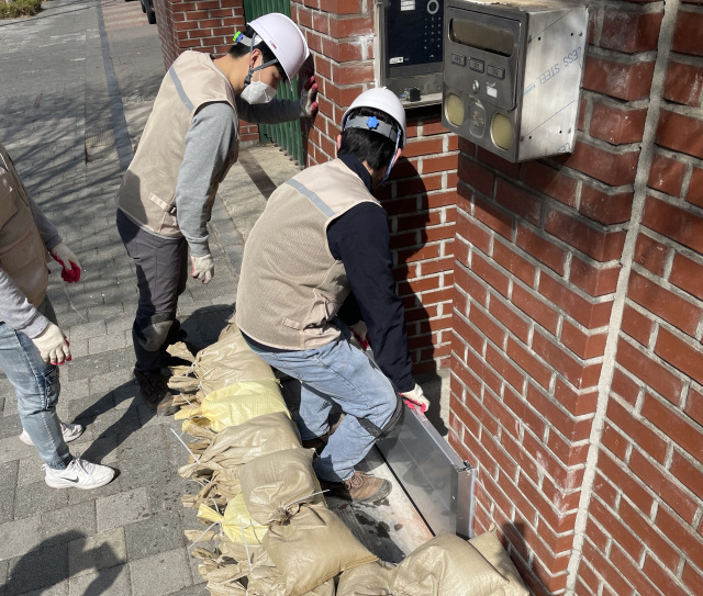 반지하 주택에 설치된 물막이판을점검하고 있는 모습. 사진제공=성동구