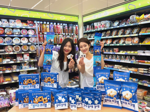 CU 직원들이 투모로우바이투게더 정규 4집 ‘별의 장: TOGETHER’ 발매를 기념해 선보인 스낵을 소개하고 있다. 사진 제공=BGF리테일
