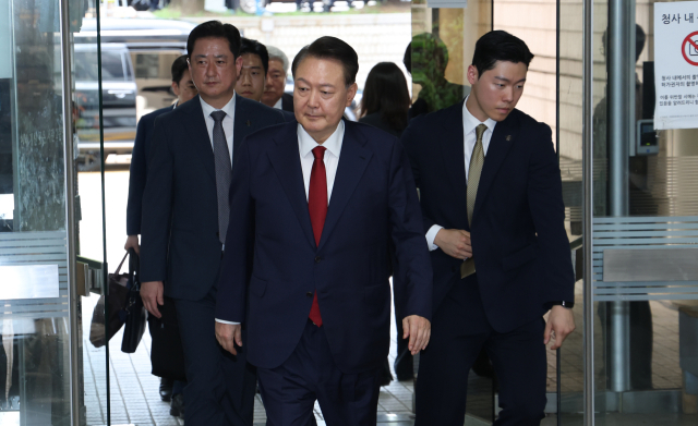 12·3 비상계엄과 관련해 특검의 수사를 받는 윤석열 전 대통령이 9일 서울 서초구 서울중앙지법에서 열린 영장실질심사에 출석하기 위해 법정으로 향하고 있다.연합뉴스