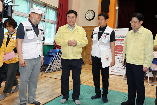 윤호중(왼쪽에서 두 번째) 행정안전부 장관이 예산에 위치한 이재민 지원 센터를 방문해 얘기를 나누고 있다. 사진제공=행안부