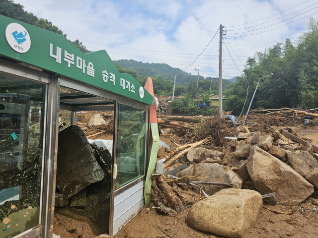 산사태로 발생한 토사가 밀려 내려와 피해가 발생한 산청군 산청읍 부리 내부마을 버스 승객 대기소. 박종완 기자