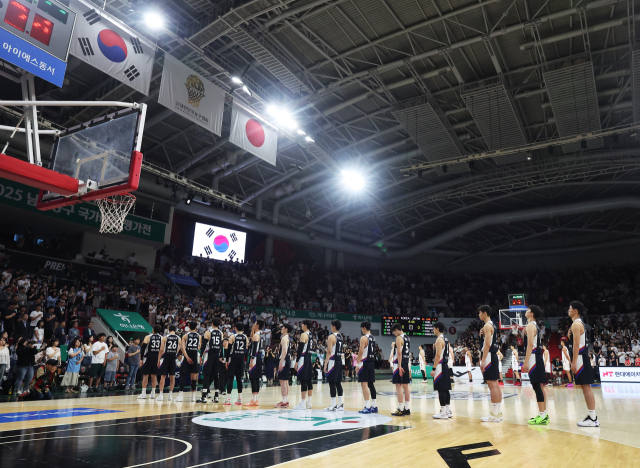 한국 남자 농구대표팀 선수들이 13일 경기도 안양정관장아레나에서 열린 2025 남자농구 국가대표 평가전 일본과의 경기를 앞두고 국기에 대한 경례를 하고 있다. 연합뉴스