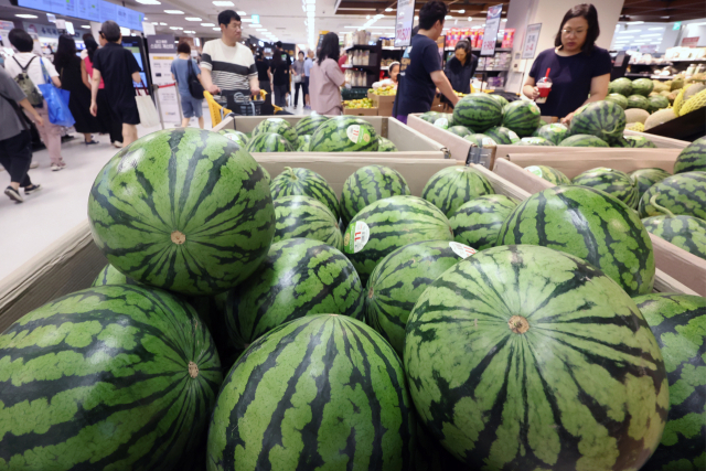마트에 진열되어 있는 수박. 뉴스1