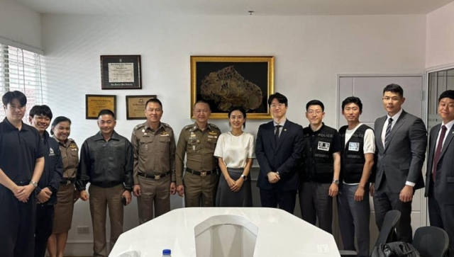 탓차이 삐타닐라붓 태국 사기 범죄 전담팀 단장(사진 가운데)과 정수온 경찰청 인터폴공조계장 등 한-태 공동조사팀이 기념촬영을 하고 있다. 사진제공=경찰청