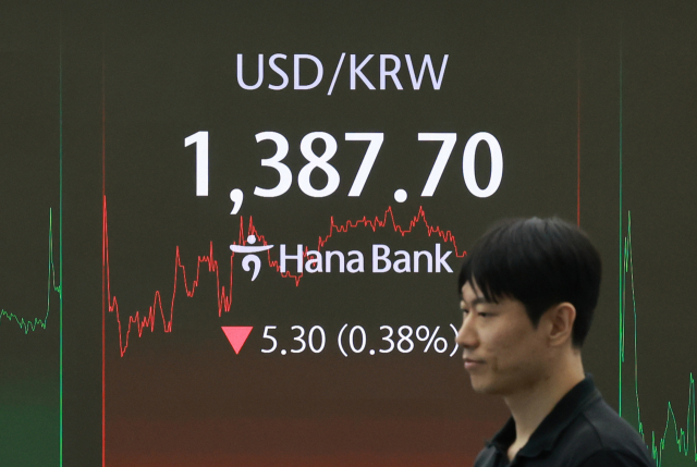 21일 서울 중구 하나은행 본점 딜링룸에서 딜러가 업무를 보고 있다. 연합뉴스