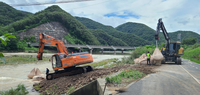 20일 울산시 울주군 범서읍 사연교 인근 태화강변에서 파손된 상수도 송수관로 복구를 위한 물막이 작업이 진행되고 있다. 연합뉴스