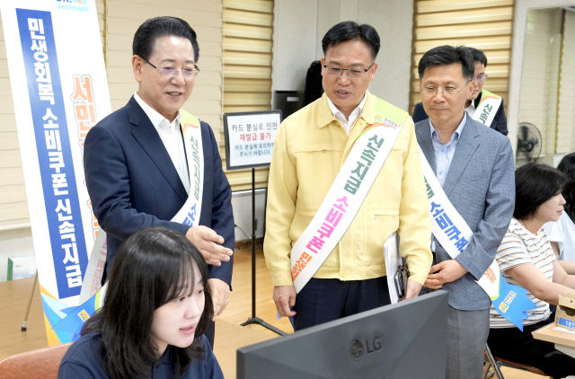 민생회복 소비쿠폰 지급 첫날인 21일 김영록(왼쪽) 전남도지사가 목포시 부주동 행정복지센터를 방문, 관계자들을 격려하고 도민들과 인사를 나누고 있다. 사진 제공=전라남도