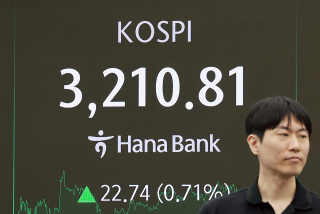 21일 서울 중구 하나은행 본점 딜링룸에서 딜러가 업무를 보고 있다. 이날 코스피는 전 거래일보다 22.74p(0.71%) 오른 3210.81로 마감했다. 연합뉴스