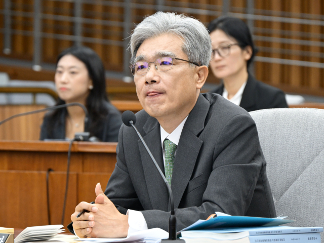김상환 헌법재판소장 후보자가 21일 서울 여의도 국회 헌법재판소 재판관 후보자를 겸하는 헌재소장 임명동의에 관한 인사청문회에서 의원들의 질의를 듣고 있다. 성형주 기자